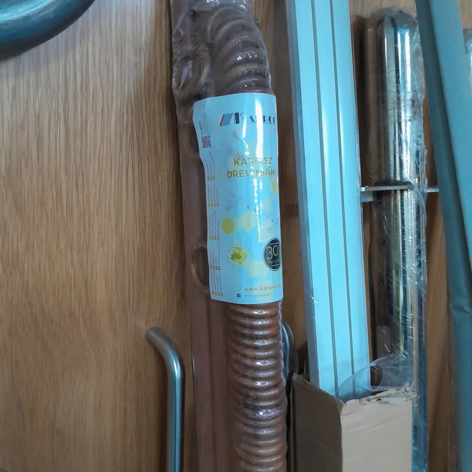 LOT OF 8 ASSORTED ITEMS TO INCLUDE WOODEN GATE, CURTAIN POLE, SUPPORT BAR AND GREY BLIND FABRIC