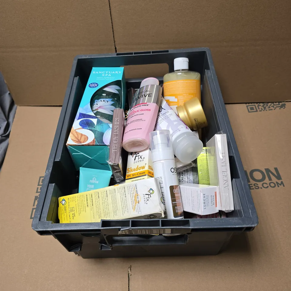 APPROXIMATELY 20 ASSORTED COSMETIC ITEMS TO INCLUDE SANCTUARY SPA AQUA SERENITY, LOREAL ELVIVE SHAMPOO, BB CURL 3 IN 1 CONDITIONER, LASHES BY COLBIE ETC