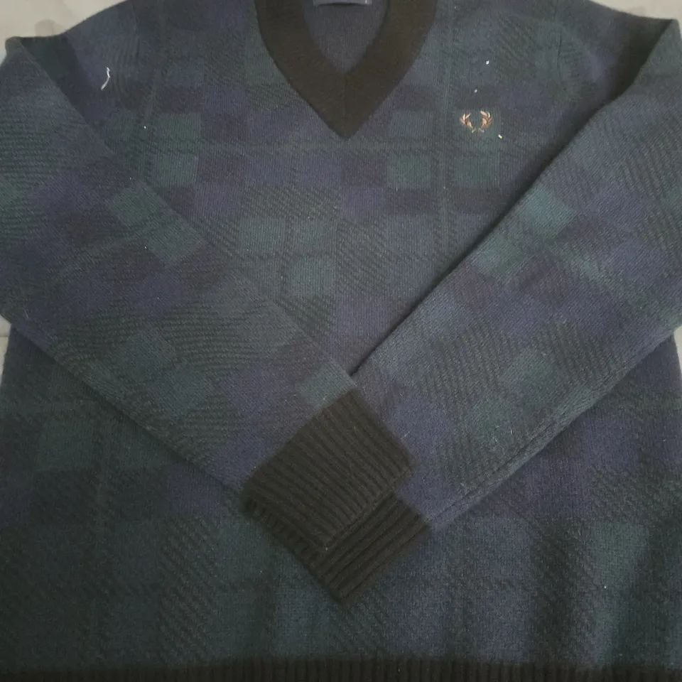 FRED PERRY MEN'S V-NECK ARGYLE KNIT JUMPER – SIZE S