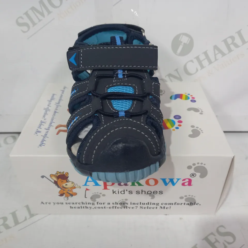 BOXED PAIR OF APAKOWA KIDS SHOES IN NAVY EU SIZE 24