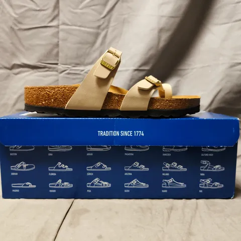 BOXED PAIR OF BIRKENSTOCK MAYARI T-POST SANDALS IN SANDCASTLE SIZE UK 5