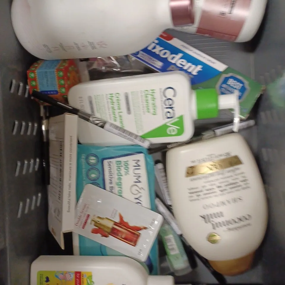 BOX OF APPROXIMATELY 20 ASSORTED HEALTH & BEAUTY PRODUCTS TO INCLUDE CERAVE HYDRATING CLEANSER, NESTI DANTE BLACK SOAP, SKINNY TAN COCONUT WATER SERUM ETC 