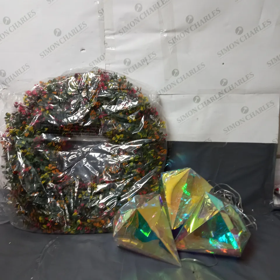 APPROXIMATELY 10 HOUSEHOLD ITEMS TO INCLUDE FESTIVE DECORATIONS AND LIGHTS