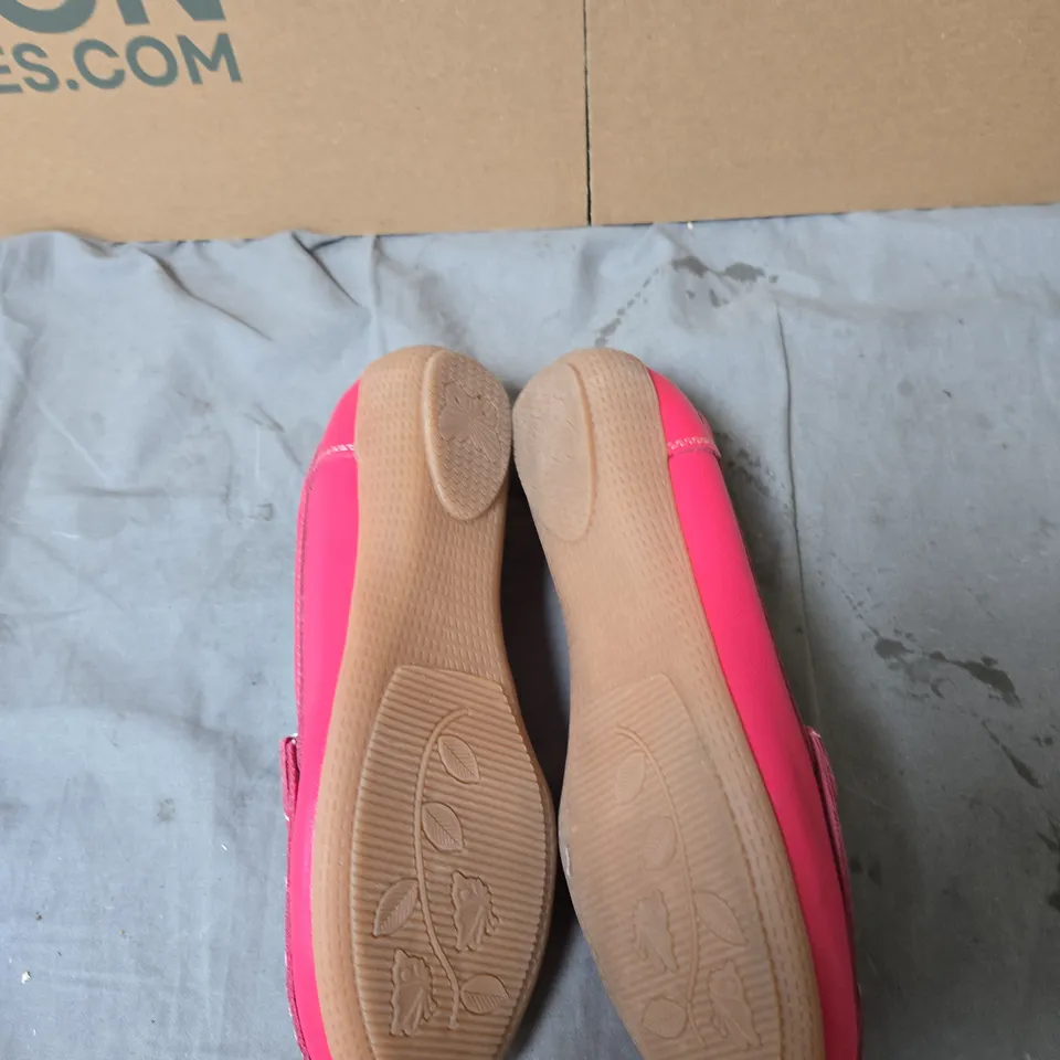 PINK LEATHER SLIP-ON LOAFERS WITH GOLD CHAIN DETAIL – WOMEN’S UK 6 JO AND JOE .