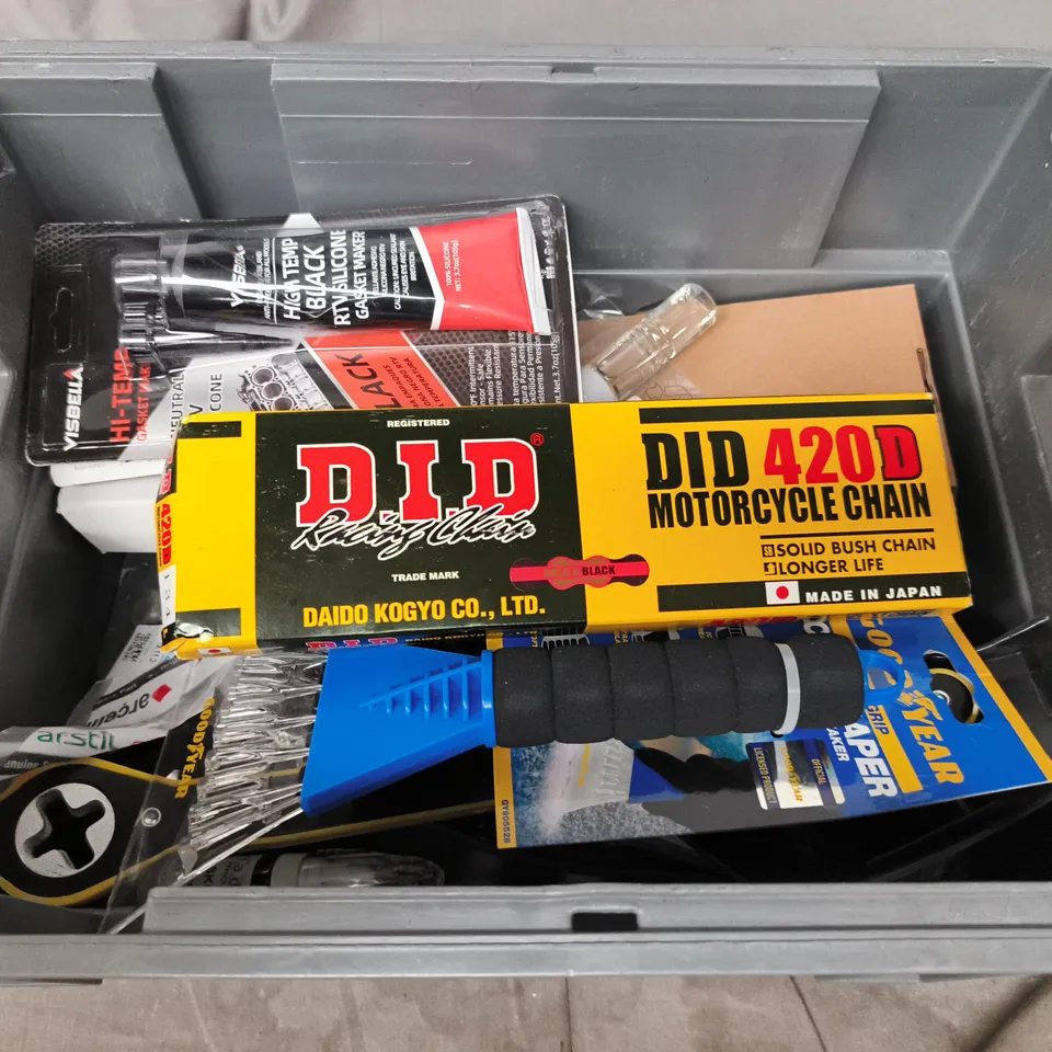 APPROXIMATELY 12 ASSORTED VEHICLE PARTS & ACCESORIES 