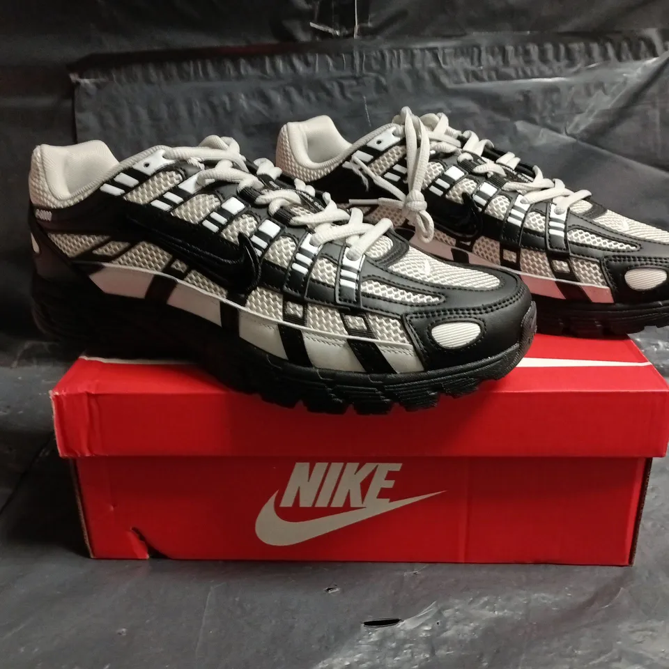 BOXED PAIR OF NIKE P-6000 TRAINERS IN SHADOW GREY/BLACK SIZE UK 10