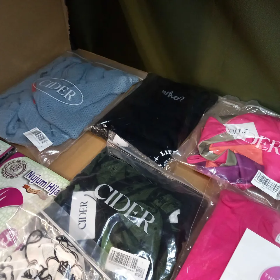 LOT OF APPROX 25 ASSORTED CLOTHING ITEMS VARYING IN SIZE/COLOUR/STYLE TO INCLUDE: TROUSERS, TOPS, DRESSES