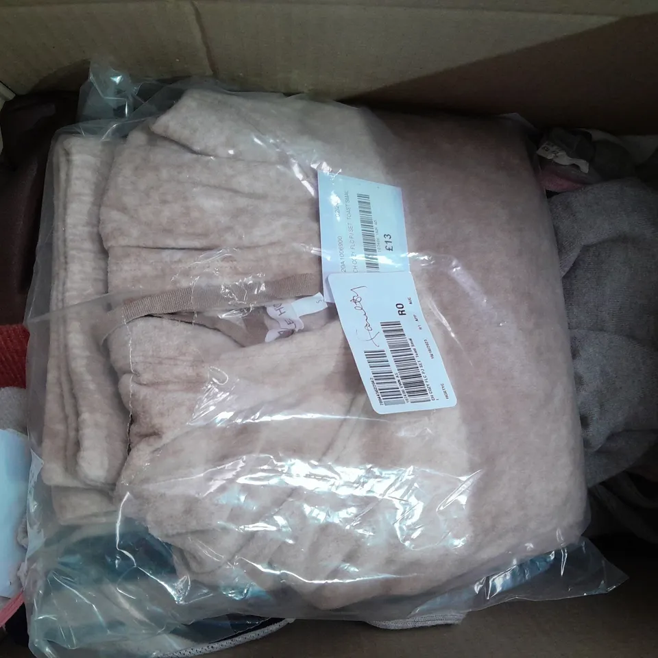 APPROXIMATELY 10 ASSORTED ITEMS OF WOMEN'S CLOTHING TO INCLUDE WHITE STUFF JUMPERS IN SIZES 14, 16, 22 
