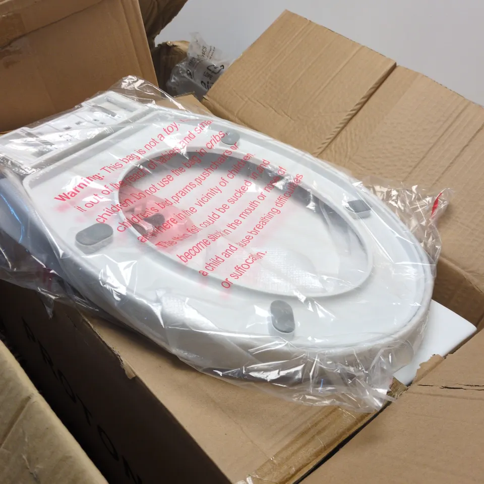 WHITE TOILET SEAT WITH LID – BOXED
