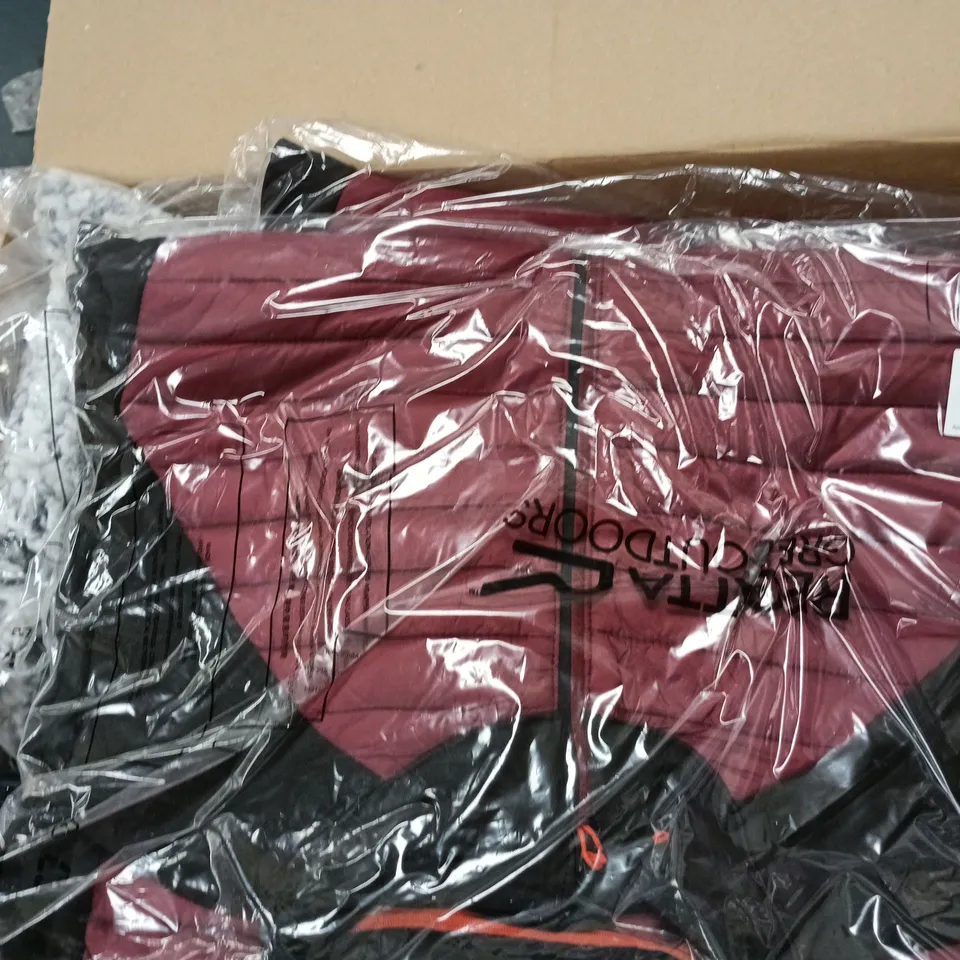 APPROXIMATELY 7 ASSORTED BRAND NEW REGATTA CLOTHING ITEMS IN VARIOUS SIZES, STYLES & COLOURS TO INCLUDE CLUMBER HYBRID, ZELPHA, EZDALE, ETC