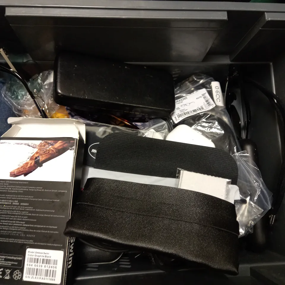 BOX OF APPROX 10 ITEMS TO INCLUDE ASSORTED GLASSES, PAINT SET AND WIRELESS HEADPHONES