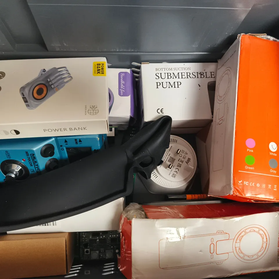 APPROXIMATELY 10 ASSORTED ELECTRICAL ITEMS TO INCLUDE SUBMERSIBLE PUMP, HANDHELD FAN, POWER BANK, ETC