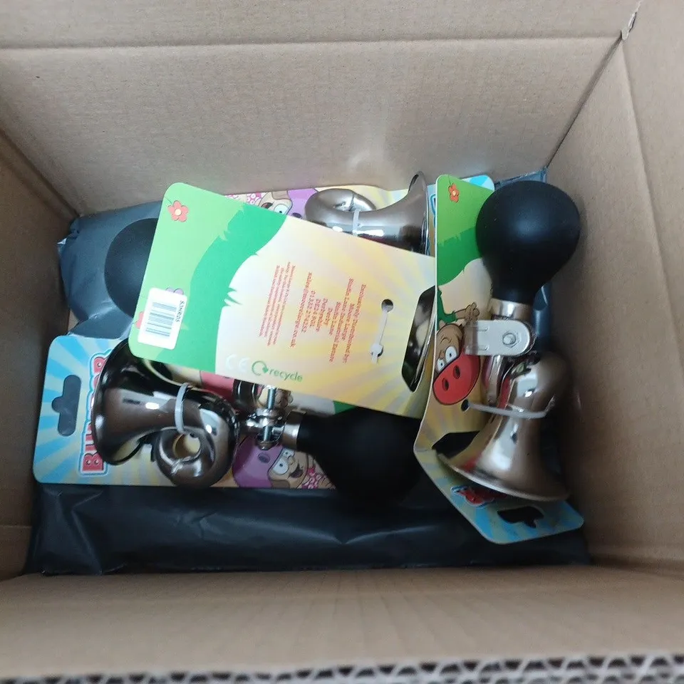 APPROXIMATELY 8 HOUSEHOLD ITEMS TO INCLUDE BUMBER HORNS, SMALL CLOCK AND DECORATIVE PIN