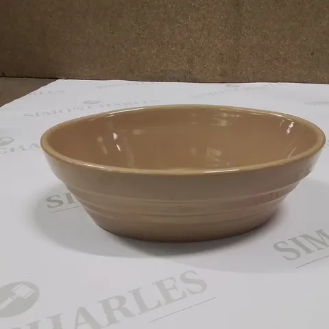 BOX CONTAINING APPROXIMATELY 8 PIE DISHES