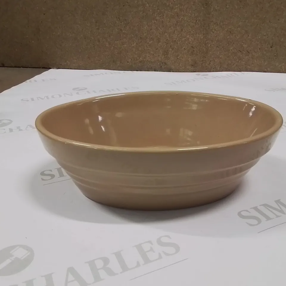 BOX CONTAINING APPROXIMATELY 8 PIE DISHES