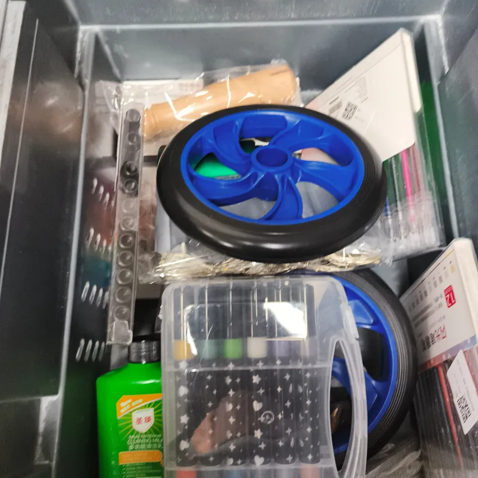 APPROXIMATELY 15 ASSORTED HOUSEHOLD ITEMS TO INCLUDE SET OF 3 SMALL PHOTO FRAMES, NAKED WONDER TOILET TABS AND OUTLINE MARKERS