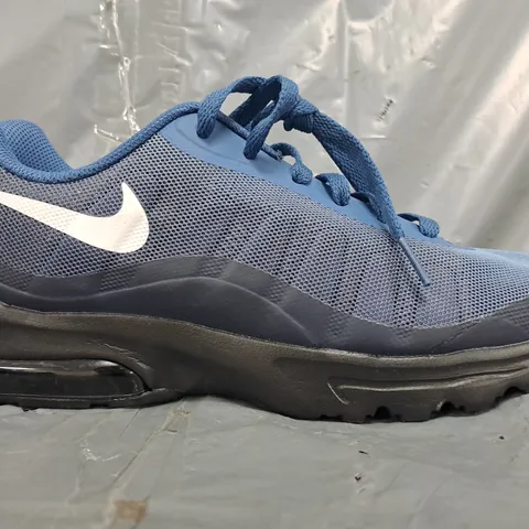 PAIR OF NIKE AIR TRAINERS IN NAVY SIZE UK 8