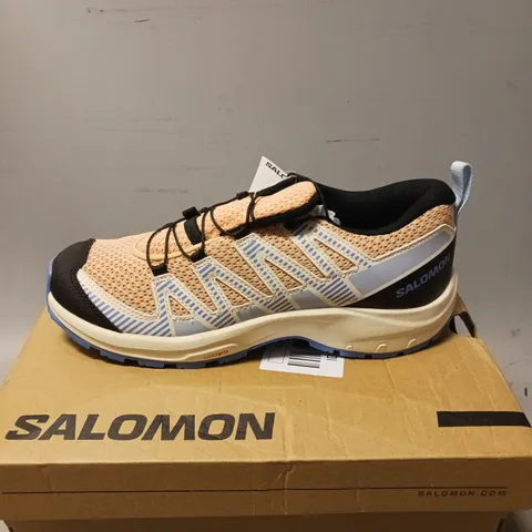 BOXED PAIR OF SALOMON XA PRO V8 J TRAINERS, PEACH/VANILLA/PROVINCE - UK SIZE 5