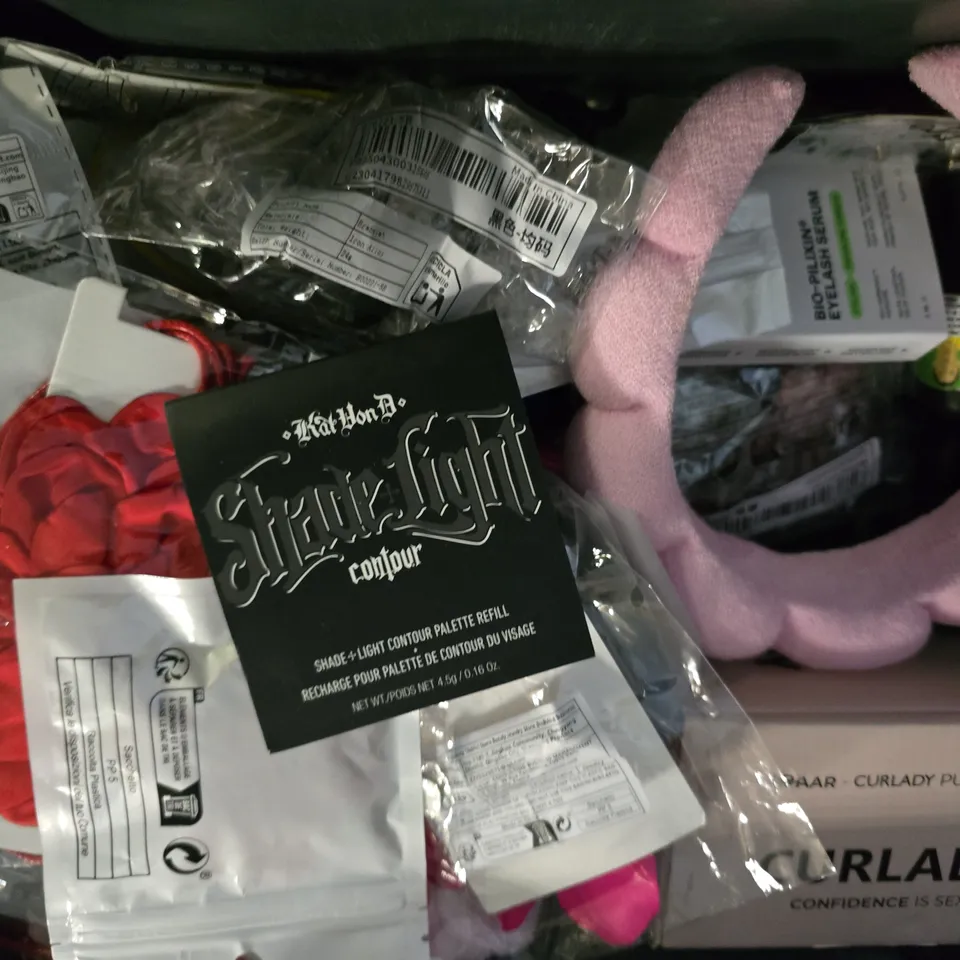 APPROXIMATELY 12 ASSORTED ITEMS TO INCLUDE -  BONDI SANDS SELF TAN , BRACELET , NOTED AROMAS RIYADH ETC