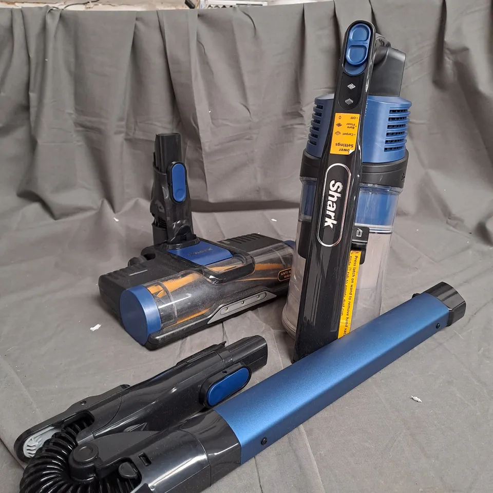 BOXED SHARK ANTI HAIR WRAP CORDLESS VACUUM CLEANER IZ202UK
