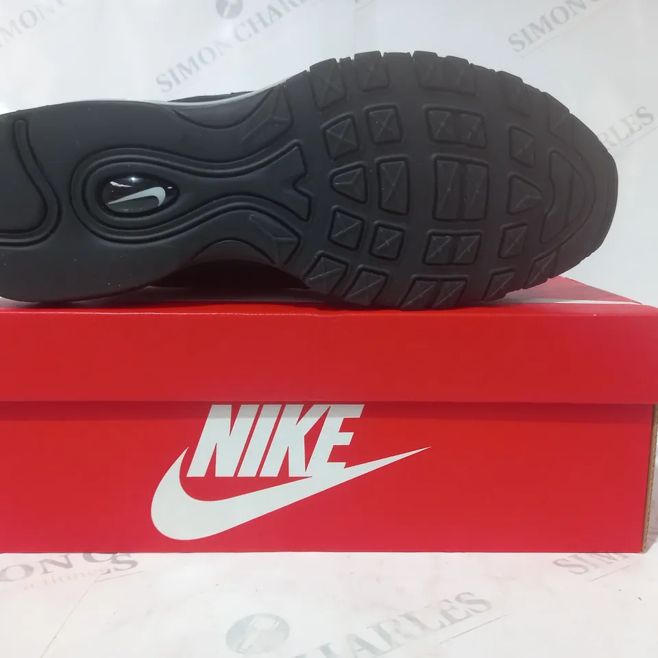 BOXED PAIR OF NIKE SHOES IN BLACK UK SIZE 12