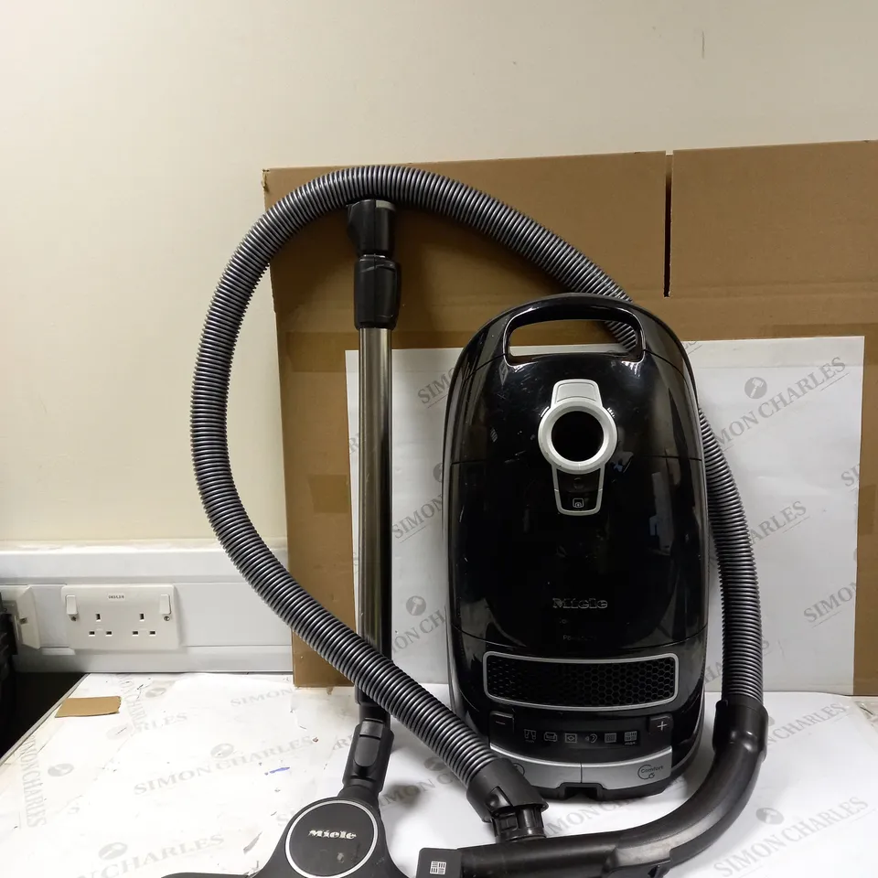 MIELE C1 CLASSIC IN SILVER & BLACK