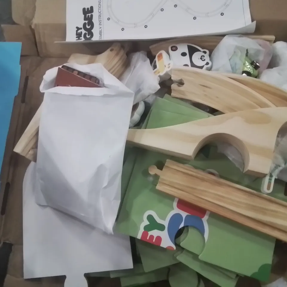 HEY DUGGEE WOODEN EXPLORING TRAIN SET