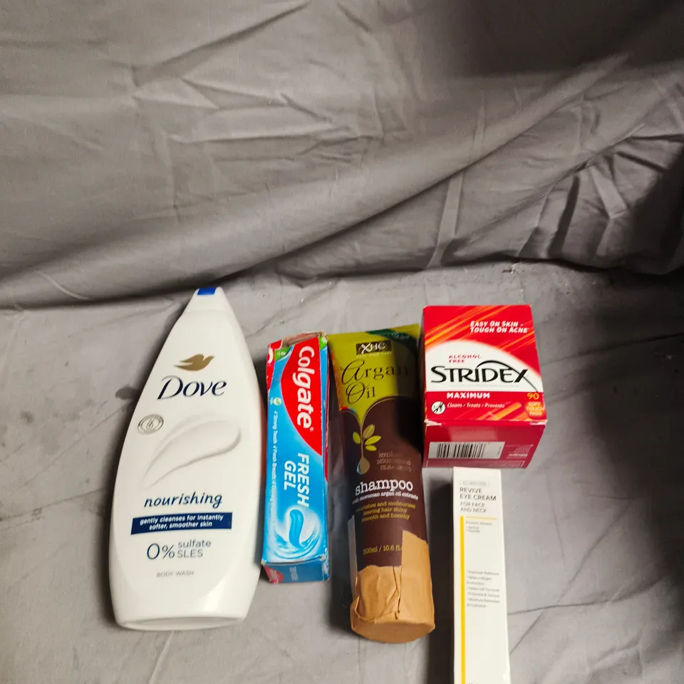 APPROXIMATELY 20 HEALTH AND BEAUTY PRODUCTS TO INCLUDE DOVE BODY WASH, COLGATE TOOTHPASTE AND REVIVE EYE CREAM