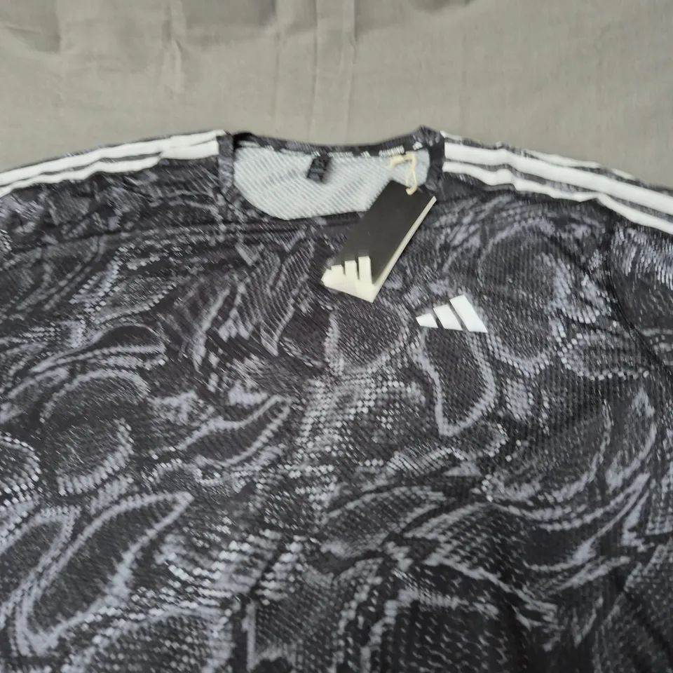 ADIDAS LOGO SNAKE PATTERN TEE SIZE L