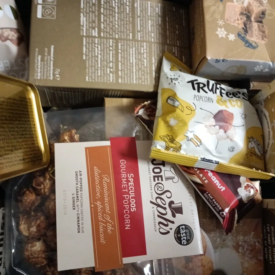 APPROXIMATELY 10 ASSORTED FOOD AND DRINK ITEMS TO INCLUDE TWININGS, FURNISS, ETC