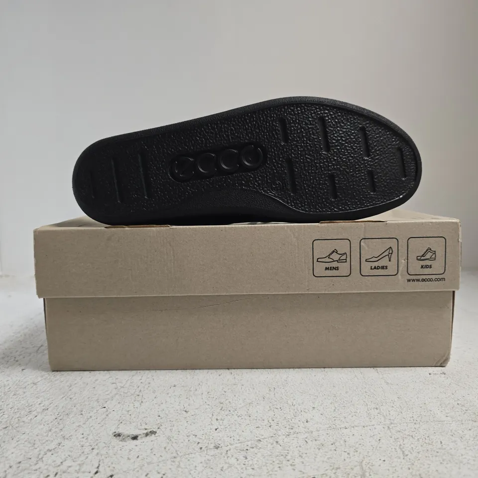BOXED PAIR OF ECCO LACE UP SHOES IN OXBLOOD SIZE EU 39