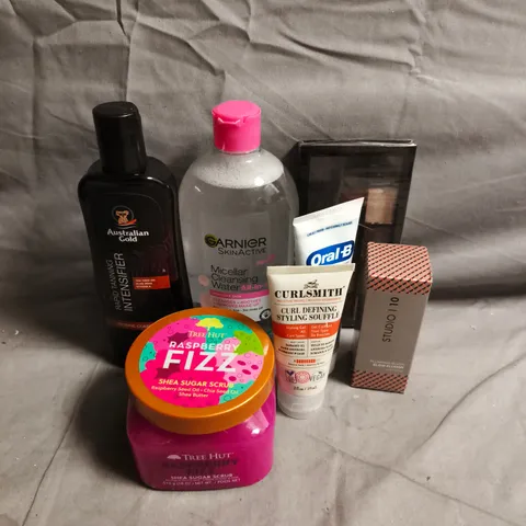 APPROXIMATEY 20 ASSORTED HEALTH AND BEAUTY PRODUCTS TO INCLUDE - CURLSMITH CURL DEFINING SOUFFLE - GARNIER MICELLAR CLEANSING WATER - TREE HUT RASPBERRY FIZZ SUGAR SCRUB - ETC