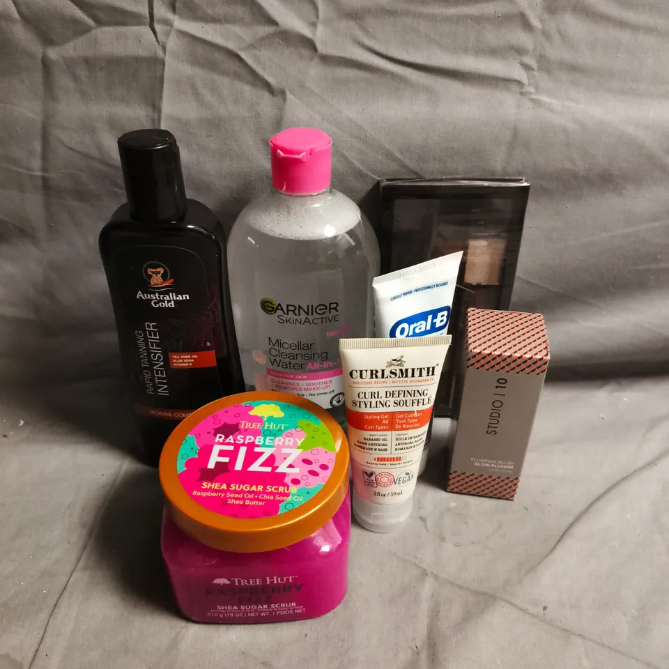 APPROXIMATEY 20 ASSORTED HEALTH AND BEAUTY PRODUCTS TO INCLUDE - CURLSMITH CURL DEFINING SOUFFLE - GARNIER MICELLAR CLEANSING WATER - TREE HUT RASPBERRY FIZZ SUGAR SCRUB - ETC
