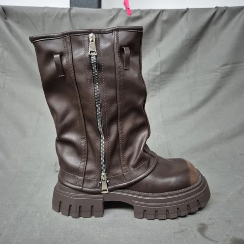 BOXED PAIR OF ASYLUM CHUNKY BOOTS IN CHOCOLATE ASIAN SIZE 265