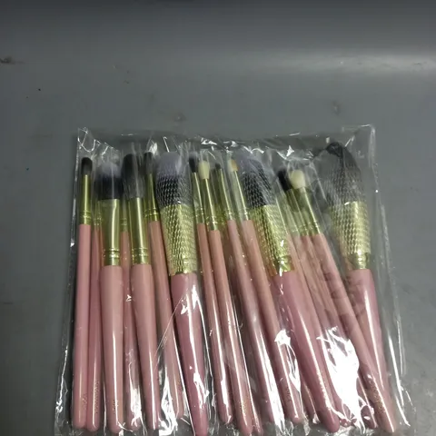 LOT OF APPROX. 20 PLOUISE MAKE UP BRUSHES PINK