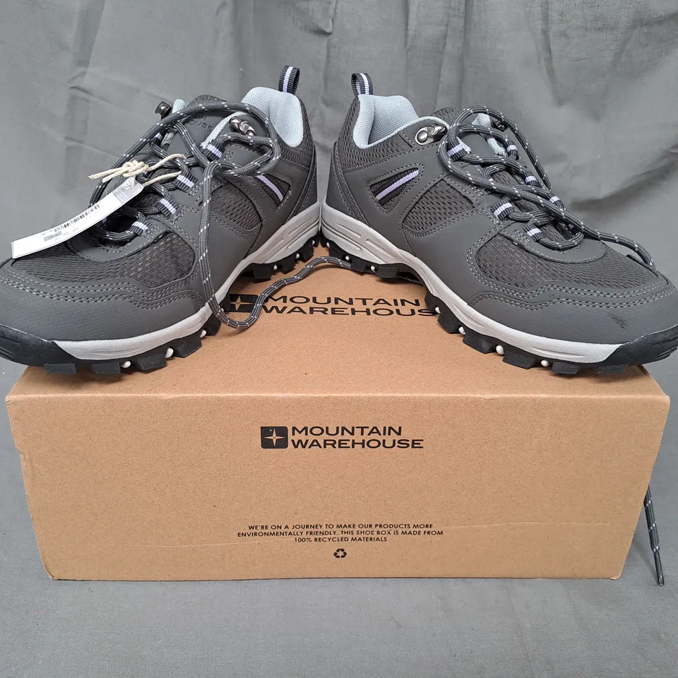 BOXED PAIR OF MOUNTAIN WAREHOUSE MCLEOD WOMENS WIDE FIT WALKING SHOES IN GREY/LILAC UK SIZE 5
