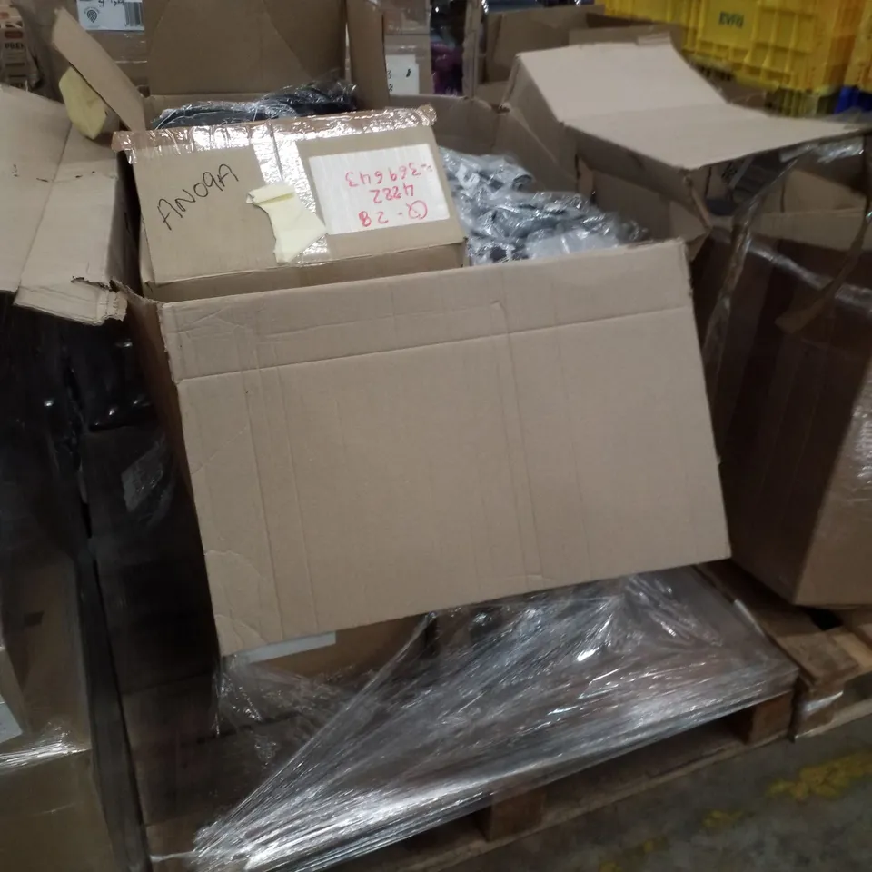 PALLET CONTAINING LARGE QUANTITY OF WELLWORTH WOMENS CLOTHING 