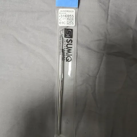 SUMIQ KNURLED METAL HAND TOOL IN BLISTER-PACK - APPROXIMATELY 35 PCS