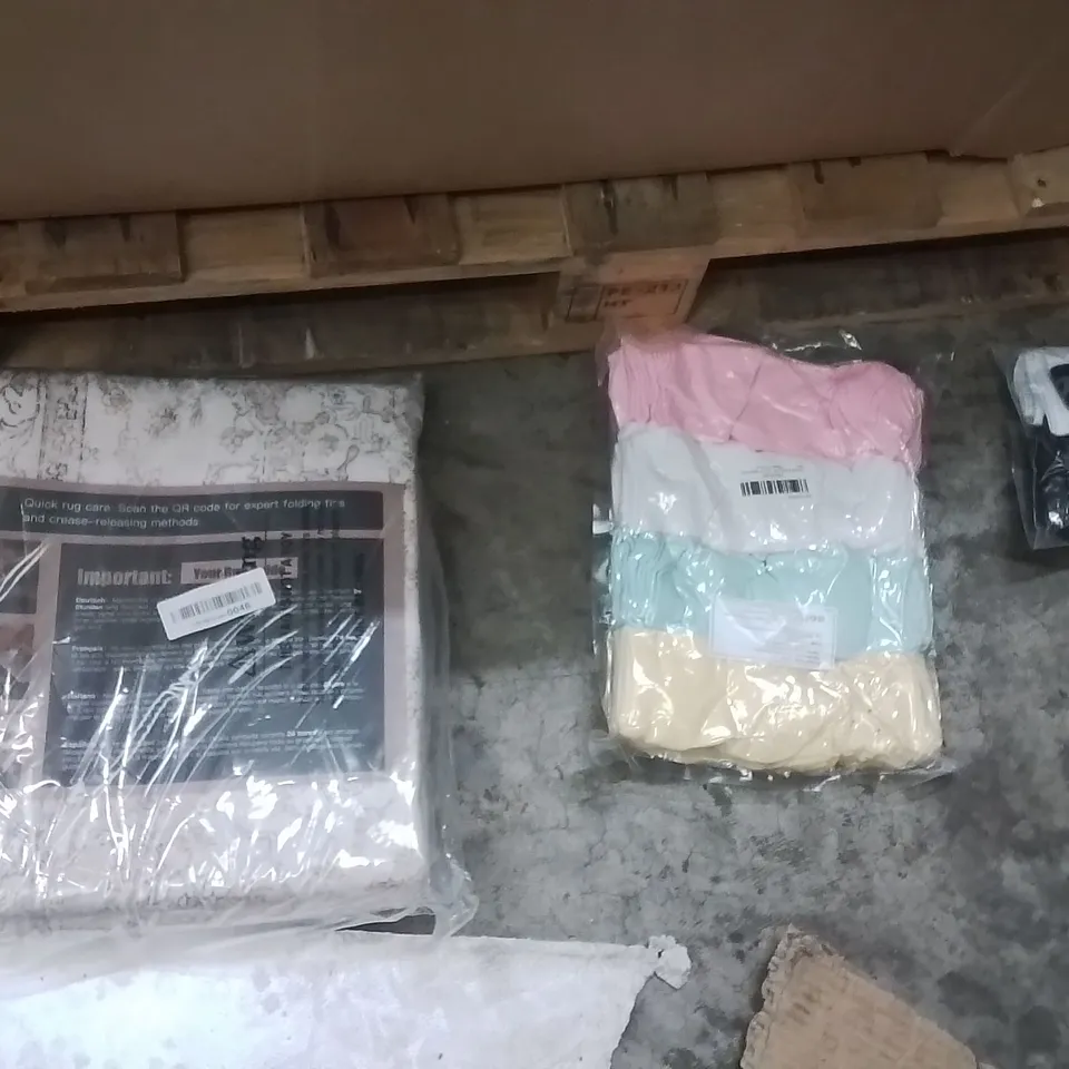 PALLET CONTAINING A LARGE QUANTITY OF TECH,,FASHION,TOOLS,KITCHEN,GIFT,ACCESSORIES TO INCLUDE;AREA RUG,SOCKS,MENS UNDERWEAR