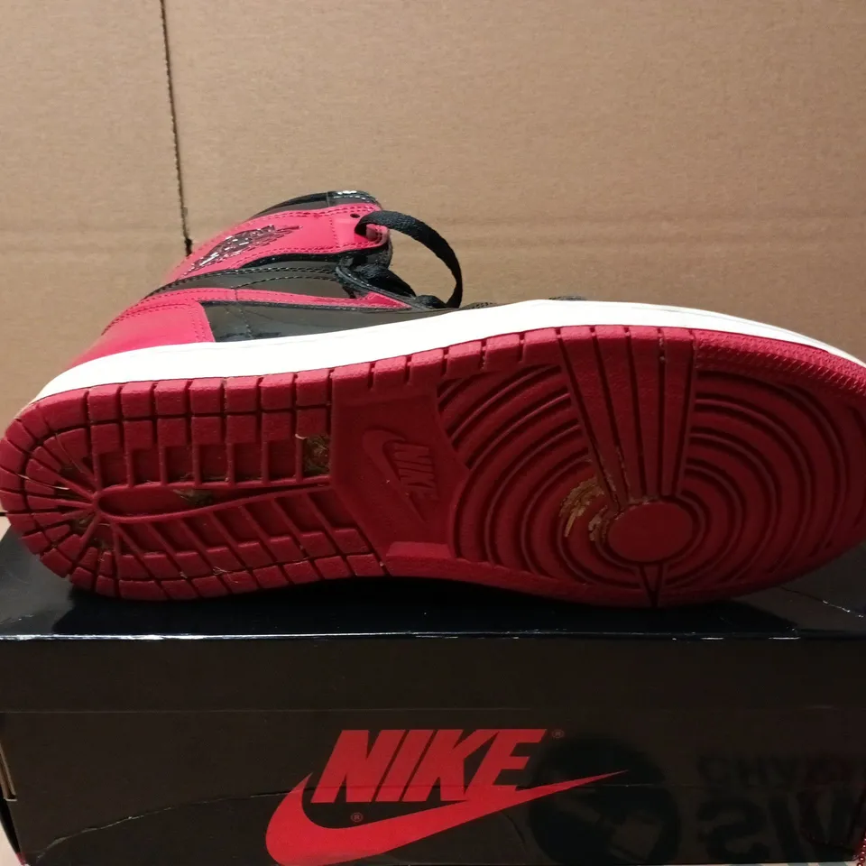 BOXED PAIR OF NIKE AIR JORDAN 1 RETRO HIGH OG TRAINERS IN BLACK/RED - UK 8.5