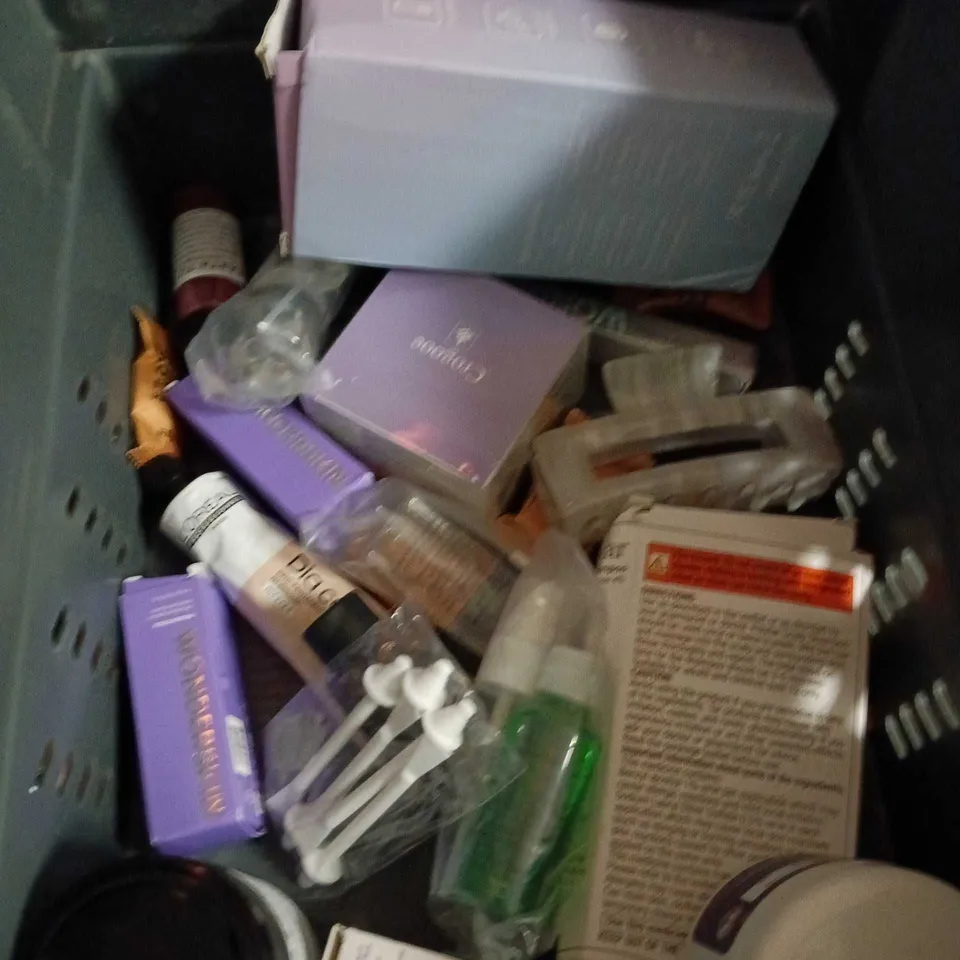 APPROXIMATEY 20 ASSORTED HEALTH AND BEAUTY PRODUCTS TO INCLUDE - AUSSIE MOIST CONDITIONER - LYCLEAR CREAM AND SEY DOUX BROW LAMINATION KIT