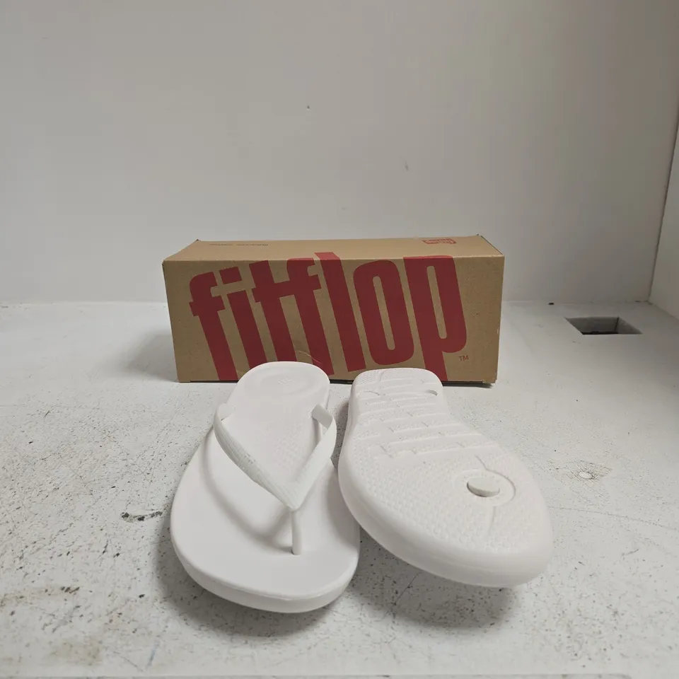FITFLOP IQUSHION ERGONOMIC FLIP-FLOPS – URBAN WHITE, UK 8