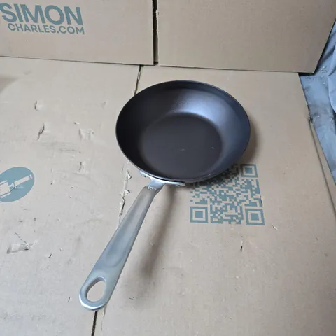 BOX OF APPROXIMATELY 15 ASSORTED HOUSEHOLD ITEMS INCLUDING 8" FRYING PAN , CHUNKY WOOL AND COMMERCIAL KITCHEN TOWELS 