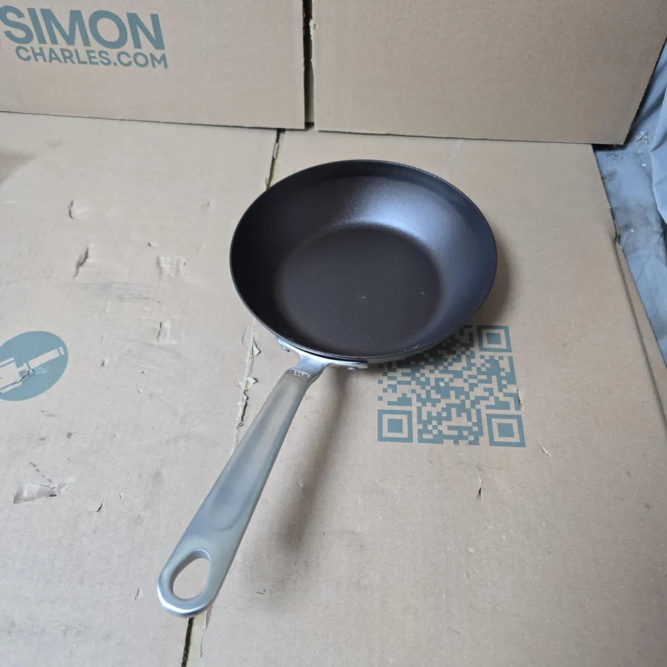 BOX OF APPROXIMATELY 15 ASSORTED HOUSEHOLD ITEMS INCLUDING 8" FRYING PAN , CHUNKY WOOL AND COMMERCIAL KITCHEN TOWELS 