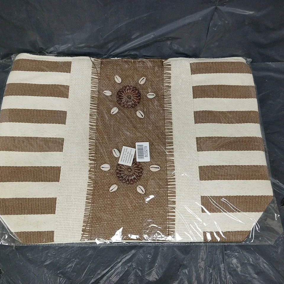 APPROXIMATELY 30 WOVEN BEACH TOTE BAGS