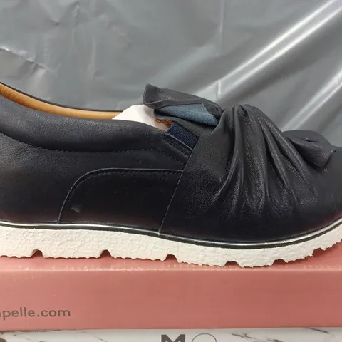 BOXED MODA IN PELLE ANETTE LEATHER BOW TWIST UPPER WITH FLEX SOLE TRAINERS IN NAVY - SIZE 40