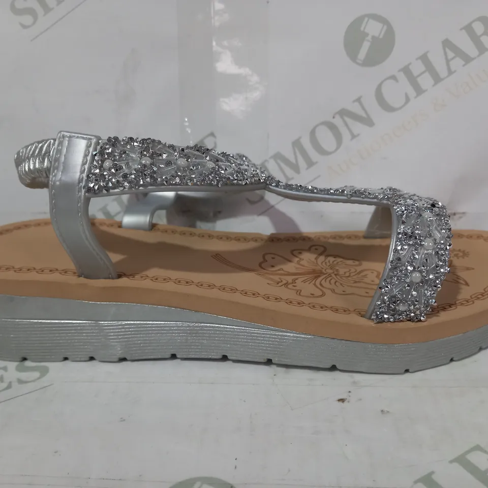 PAIR OF DESIGNER OPEN TOE WEDGE SANDALS IN SILVER W. JEWEL EFFECT EU SIZE 37