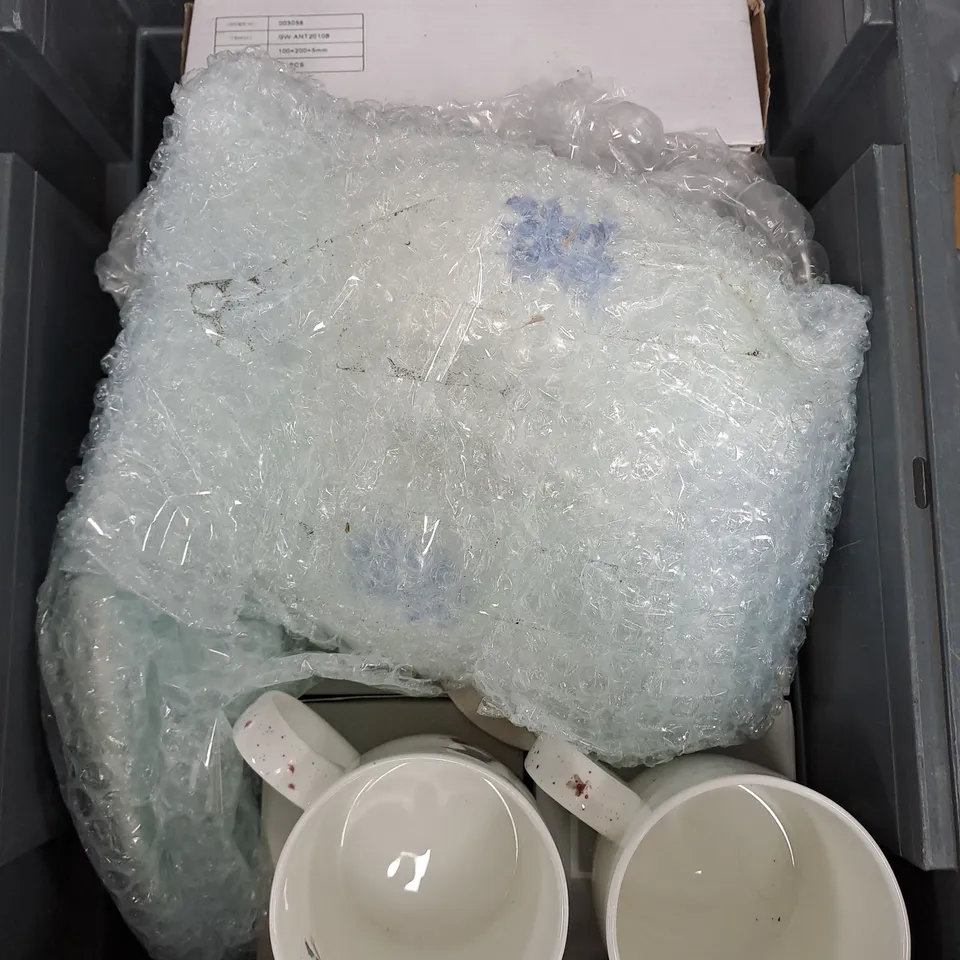 APPROXIMATELY 8 ASSORTED HOUSEHOLD ITEMS TO INCLUDE MUGS, CANDLE HOLDER, COASTER ETC 