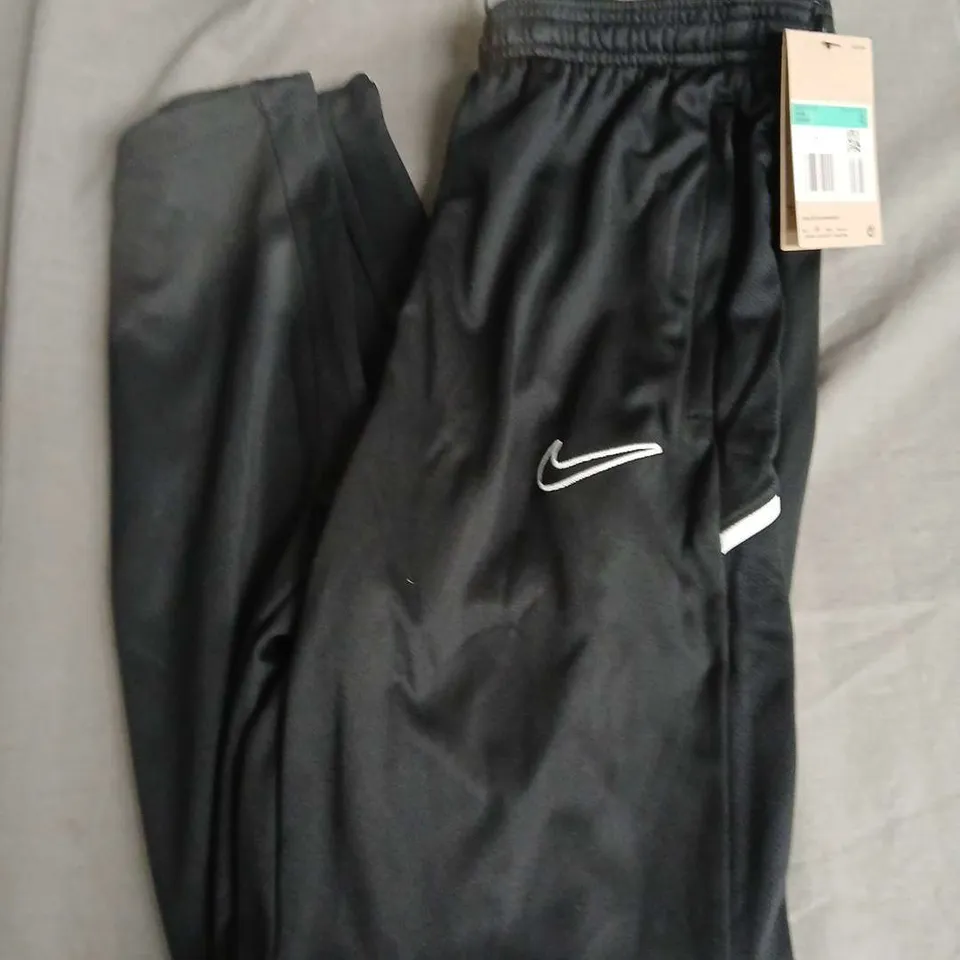 NIKE KIDS STANDARD FIT JOGGERS IN BLACK - XL