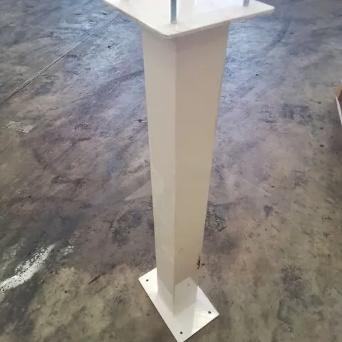 PALLET CONTAINING LARGE QUANTITY OF WHITE METAL TABLE LEGS